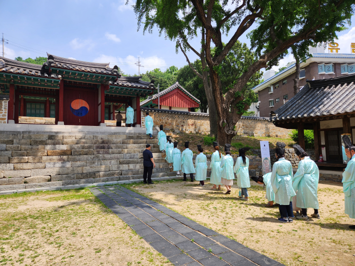 수원향교에서 진행된 '향교골에서 만난 정조대왕님', 계단을 올라 대성전으로 들어가고 있다.