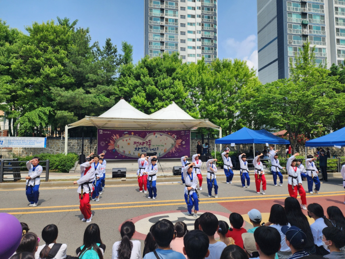 노래자랑 전 태권도시범단이 축하공연을 하고 있다.