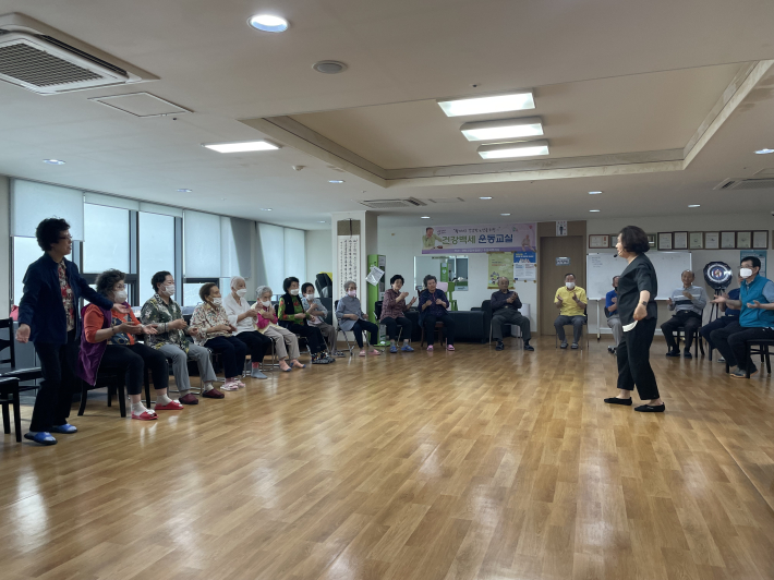 정자1동 경로당에서 웃음치료프로그램을 진행하고 있다.