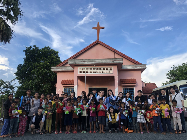 교회 청년회의 캄보디아 봉사활동 모습