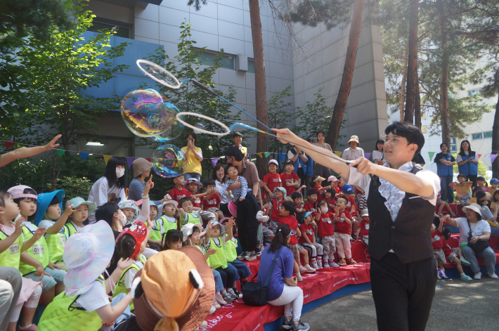 극단퍼플에서 재능기부로 비눗방울 마술쇼를 선보이는 모습에 신난 아이들의 모습이다.