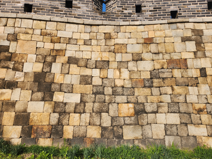 수원화성 축성 당시의 성벽 원형이 일부 남아 있는 장안공원 성벽, 바늘끝도 들어가지 않을 정도로 정교하게 맞물려 쌓았다.
