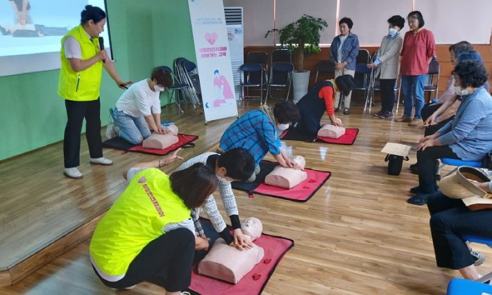 정자2동 청사 문화관람실에서 통장을 대상으로 심폐소생술 교육을 실시하고 있다.