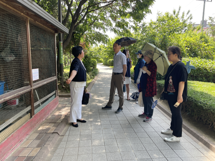장안구주민참여예산위원회 김미진 위원장이 주민참여 예산사업에 대해 설명하고 있다.
