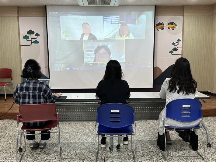 각 기관들과 화상회의를 진행하고 있다.