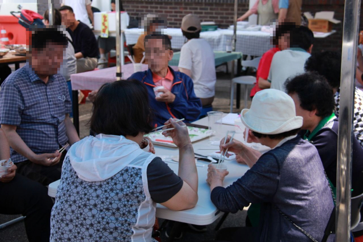 바자회 행사 진행 사진입니다.