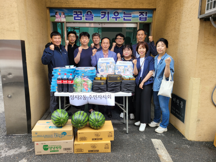 격려물품 전달 모습