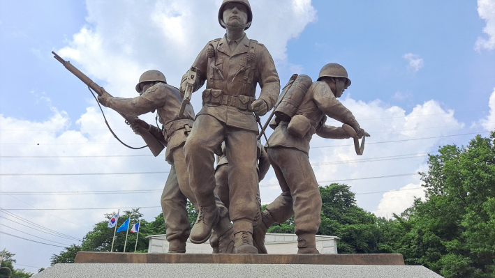 6.25전쟁에 참여한 용감한 프랑스군 장병 동상모습