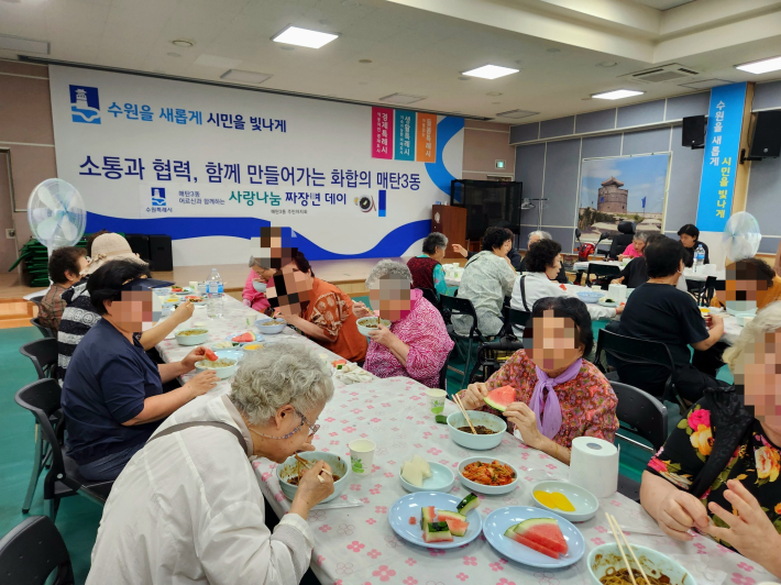 매탄3동 주민자치회에서 관내 어르신을 위해 자장면을  대접하고 있다.