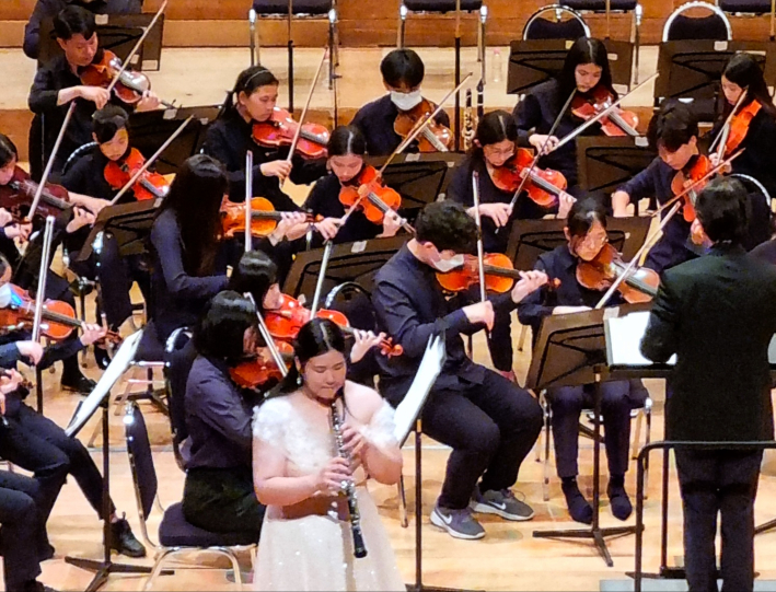 오보에를 연주하고 있는 박미수 단원의 모습 