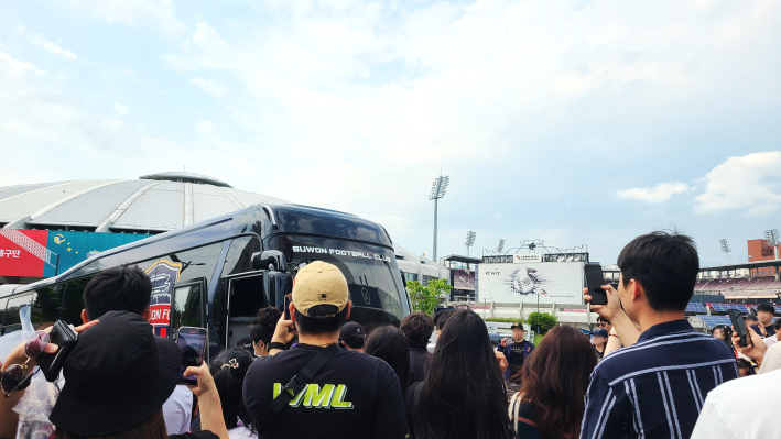 수원FC 선수단 버스가 들어서고 있다.