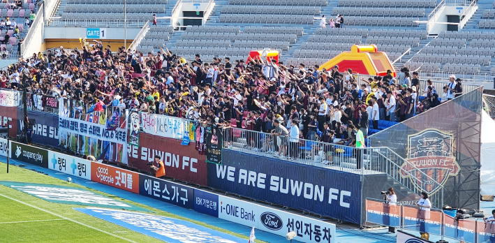 수원FC를 응원하는 서포터즈 '리얼크루'와 팬들의 모습. 박주호 선수를 위한 걸개가 많이 걸려 있다.  