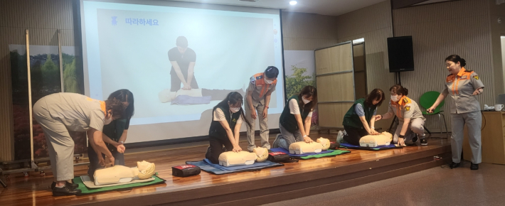 새마을문고 위원들이 심폐소생술(CPR) 실습을 하고있다.