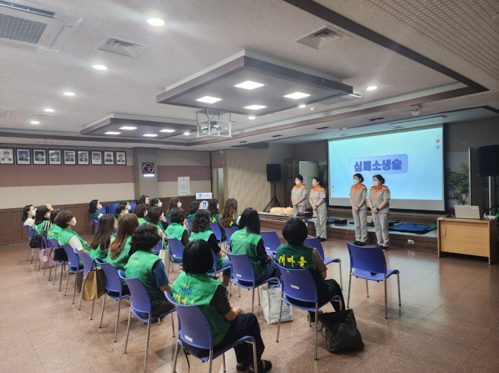 지난 9일 정자3동 주민자치회가 주관하여 새빛안전지킴이 안전교육을 하고있다.