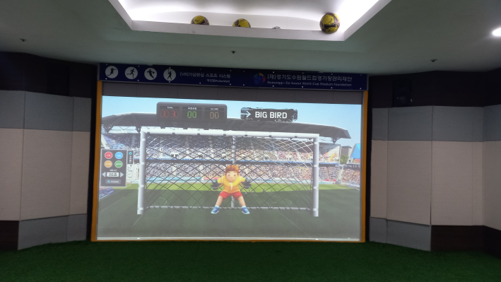 미디어 게임방에서는 인공지능 골키퍼를 상대로 공을 차 볼 수 있는 공간도 있다. 어린아이들이 좋아할 만한 곳이다. 
