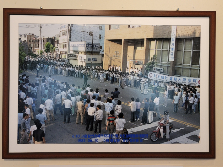 6월 10일 수원 팔달문에 모여든 시민들