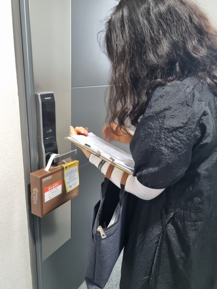 조원1동, 복지사각 확인조사를 위한 가구방문 사진입니다.