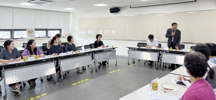 영화동 주민자치센터 프로그램 간담회를 통해 수강생들이 의견을 나누고 있다.