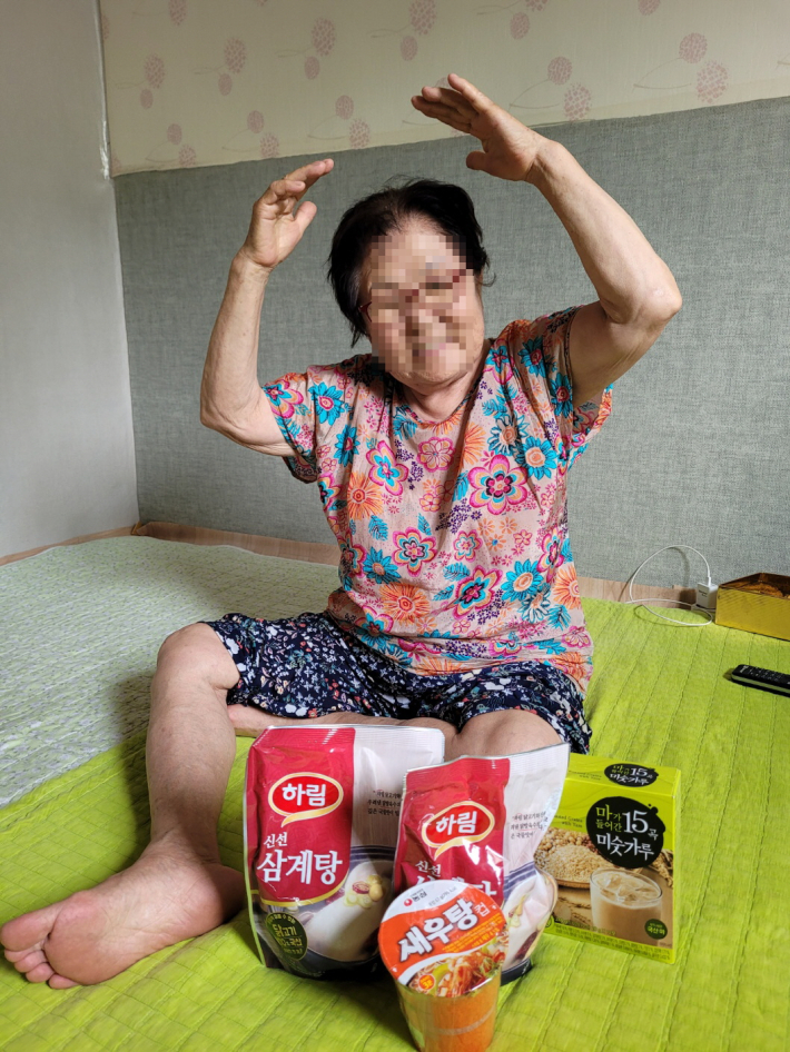 세류1동 김갑순 지역사회보장협의체 위원의 방문을 받고 성00어르신이 활작 웃고 있다.