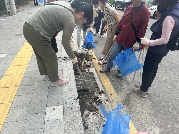 구운동에서 장마철을 대비하여 대청소를 실시했다.
