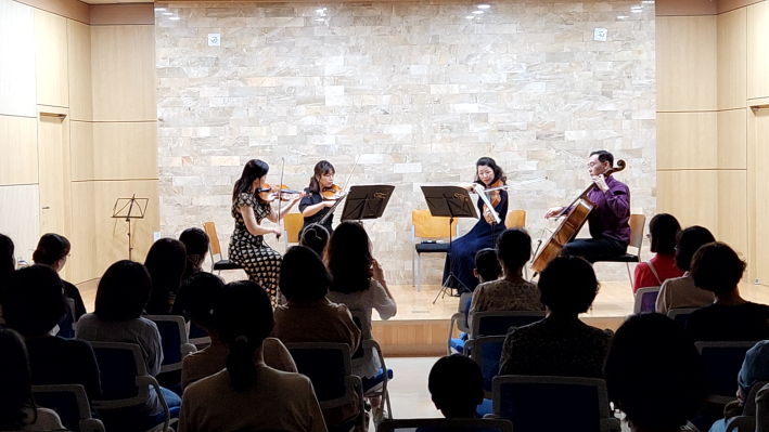수원시립교향악단 '현악 4중주'팀의 연주, 왼 쪽부터 제1 바이올린, 제2 바이올린, 비올라, 첼로