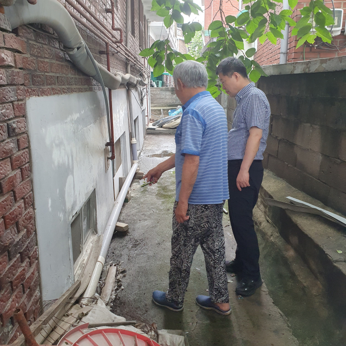 구운동에서 장마철을 대비하여 침수 우려지역을 점검하고 있다.