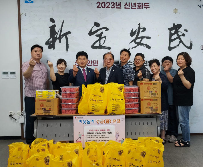  (사진설명) 김성일 곡선동장, 문병근 경기도(의회) 의원, 이용수 동 지역사회보장협의체 위원장 등 단체원 일동