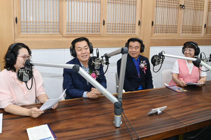 이재준 시장(왼쪽 2번째), 수원시의회 이재식 부의장(오른쪽 2번째) 등이 수원시미디어센터 라디오스튜디오에서 방송에 참여하고 있다.