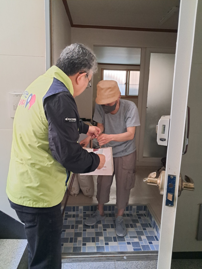 지역사회보장협의체 위원이 취약계층 20가구에 직접 방문해 사랑의 손맛을 담은 반찬을 전달하고 있다.