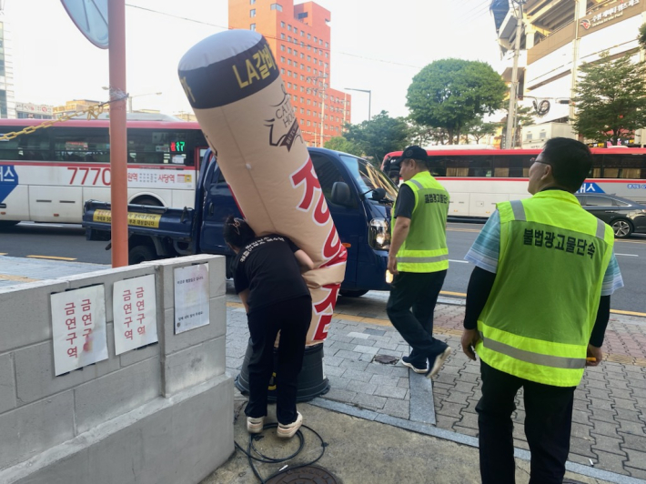 광고물관리팀원들이 장안구 관내 일대에서 불법광고물 정비를 하고 있다.