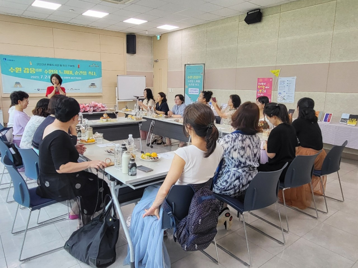 김소라 작가와 함께 출판기념회를 참여하는 시민들 