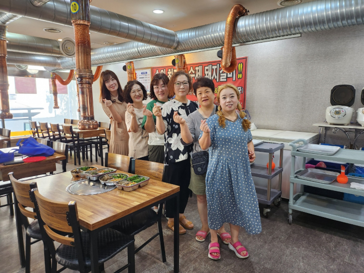  장안구 정자1동, 흥부네 정육식당 사랑의 반찬 전달