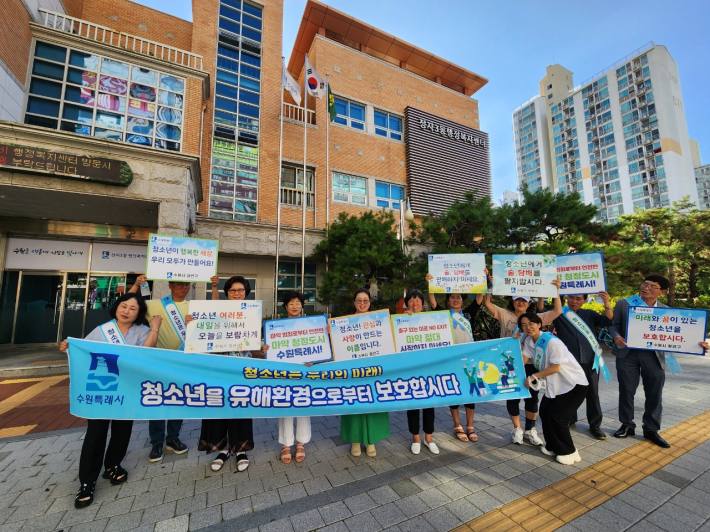청소년 지도위원들이 정자3동행정복지센터 앞에서 캠페인을 진행하고 있다. 