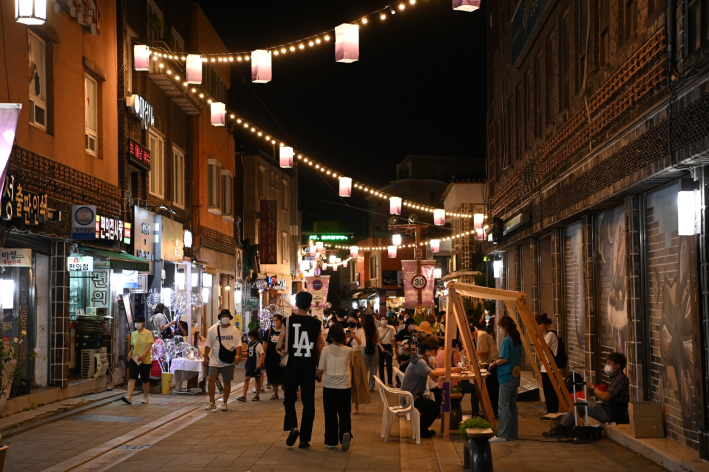 수원시의 여름밤을 즐길 수 있는 수원 문화재 야행이 진행된 행궁동 일대를 시민들이 즐기고 있다.