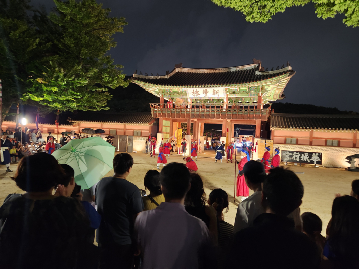 수원 문화재 야행, 화성행궁 신풍루 앞에서 펼쳐진 무예 24기 공연을 즐기는 관람객들