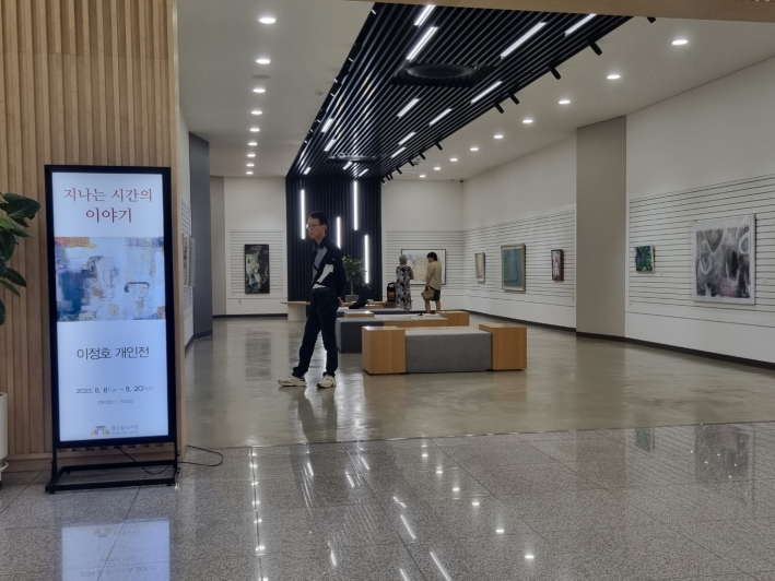 편리하고 쾌적한 북수원 도서관 1층 로비 갤러리