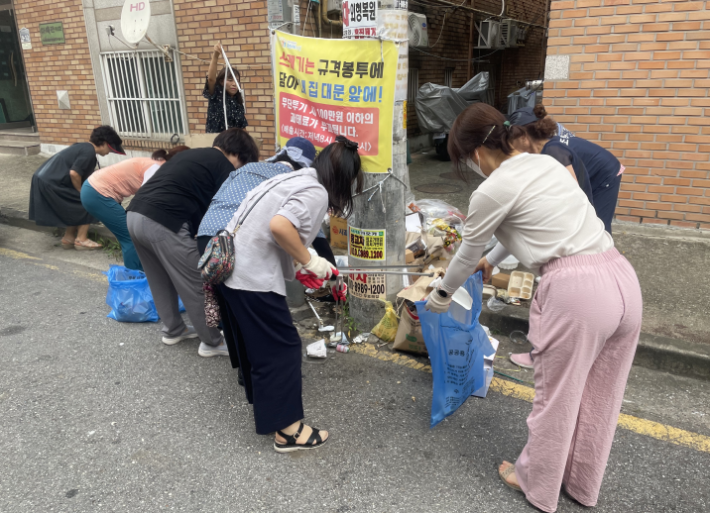 조원동 주민단체회원들이 쓰레기를 정비하고 있다.