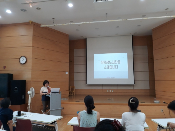 희망샘 도서관을 소개하고 있는 생명밥상 홍영남 활동가 