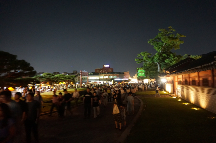 <사진> '2023 수원문화재 야행'이 열린 화성행궁 신풍루 앞을 메운 인파(사진/김우영)