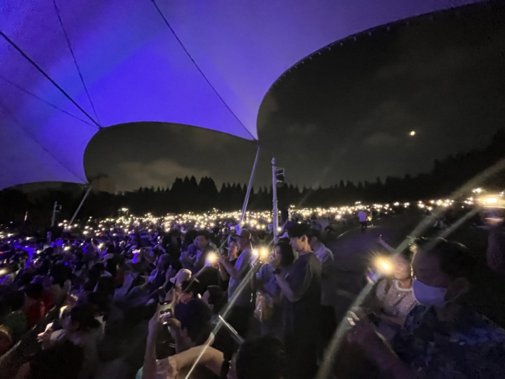 '밤을 잊은 그대에게' 공연에 흠뻑 취한 수원시민들이 각자 휴대폰의 라이트를 켜서 응원하는 모습