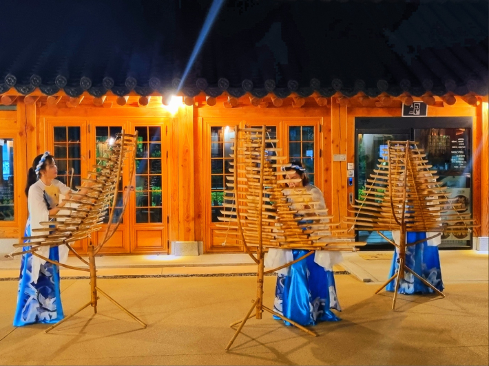 베트남 전통악기 '떠릉'을 연주하는 모습  