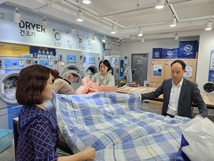 호매실동 지역사회보장협의체는 저소득 홀몸어르신 및 장애인 등 5가구에 이불 빨래서비스를 제공했다.