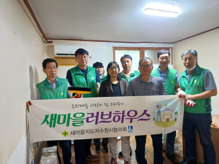 새마을지도자수원시협의회원들과 행궁동장,맞춤형복지팀장
