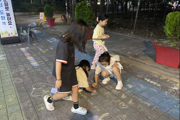 분필로 놀아요-거리 도화지에 참여하는 시민의 모습