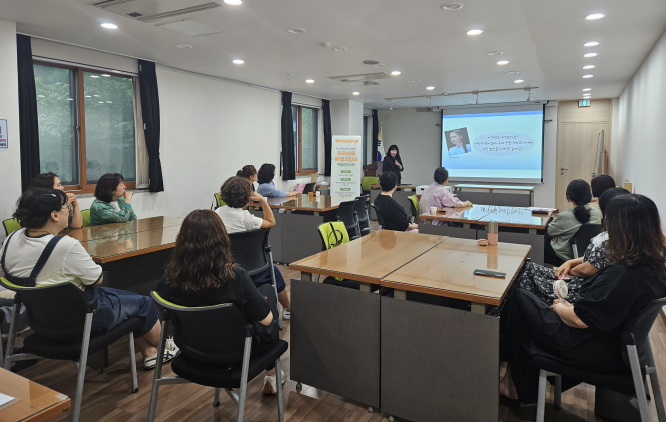 장안구 조원2동 새마을문고 회원들이 우리 마을 환경지킴이 환경교육을 듣고 있다.
