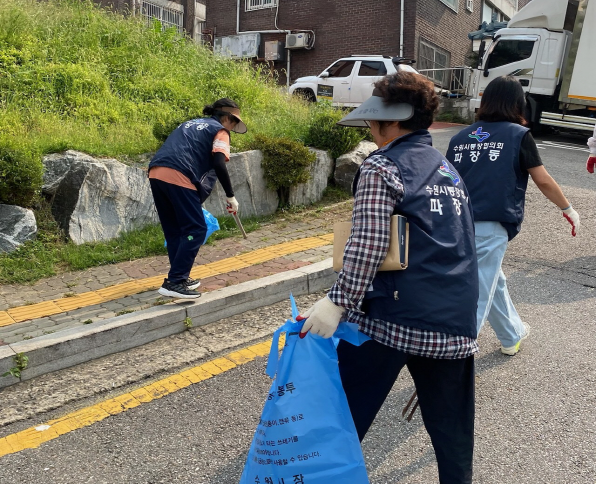 파장동 통장협의회원들이 추석 맞이 대청소를 하고 있다.