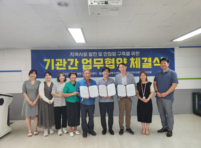 업무협약식을 마치고 사진을 찍고 있다
