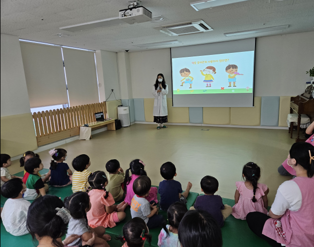 정자1동 시립어린이집 영유아를 대상으로 약물 오남용 프로그램을 진행하고 있다.