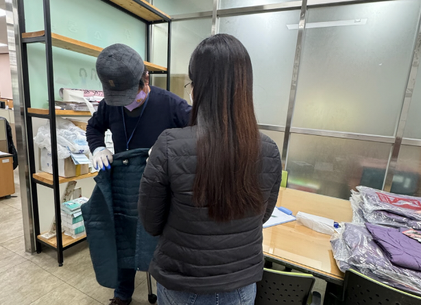 장안구 정자2동 행정복지센터 공무원이 안전용품을 어르신께 전달히면서 교통안전 수칙, 재활용품 수집시 주의사항 등을 설명하고 있다