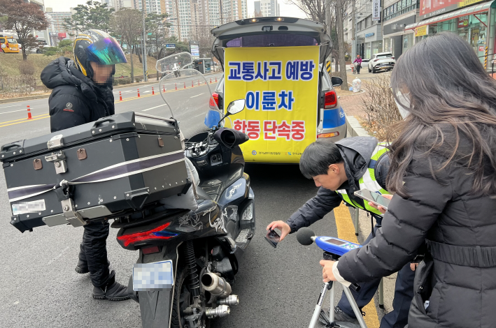 장안구에서 수원중부경찰서, 한국교통안전공단과 함께 이륜자동차 합동점검을 하고 있다